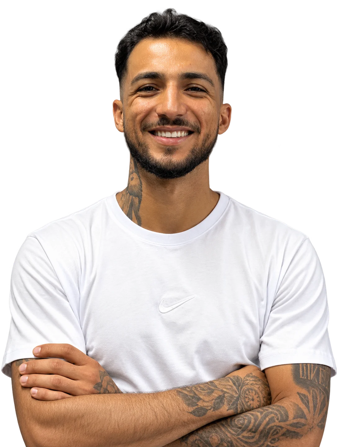 Lucas Salim sorrindo, de braços cruzados